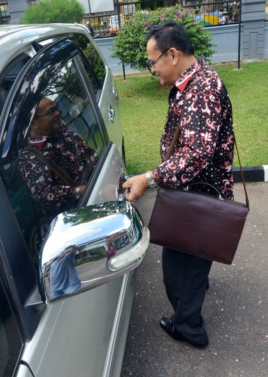 Rektor Unja, Prof Aulia Tasman saat memasuki mobilnya usai menjalani pemeriksaan di gedung Kejati Jambi